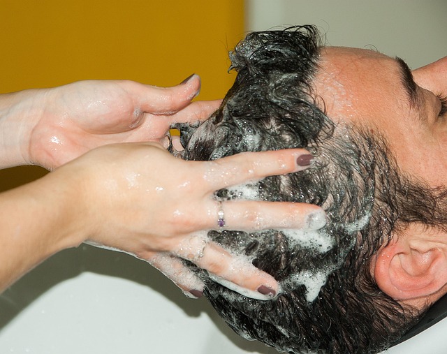 Diagram showing clarifying shampoo removing product residue and chelating shampoo binding to mineral deposits