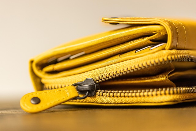A sleek, minimalist wallet and a high-quality tactical pen, ideal as practical stocking stuffers for men (stocking stuffers men)